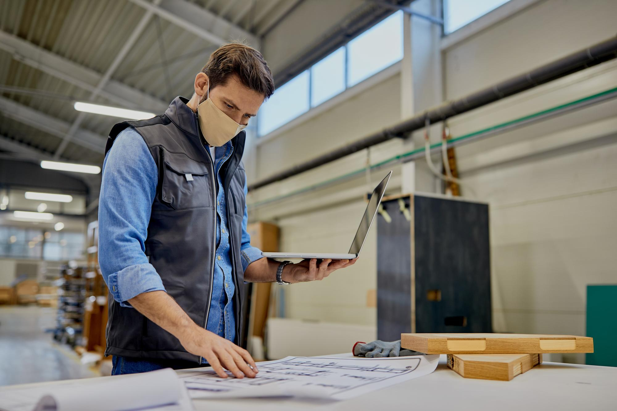Wie wählt man Möbel für Industrieräume in Produktionshallen richtig aus